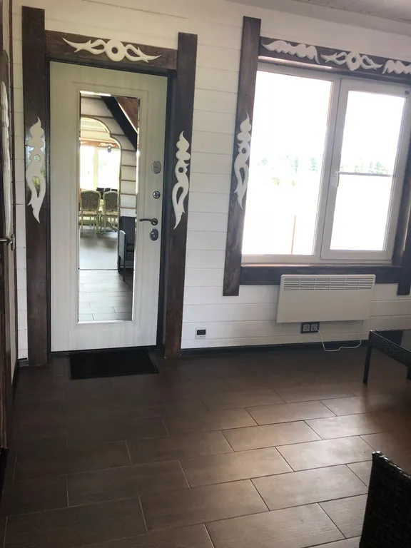 Уютный дом на берегу реки