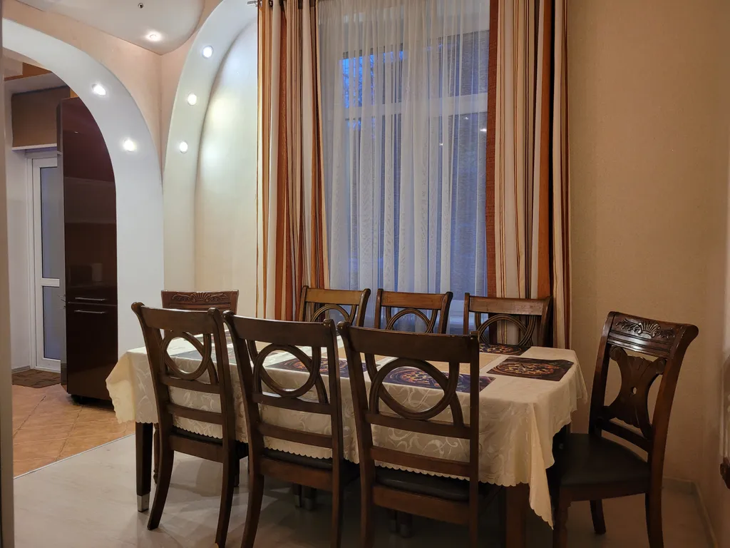 Двухуровневая 5-комнатная квартира в центре Амалиенау с зоной барбекю — аренда посуточно в Калининград