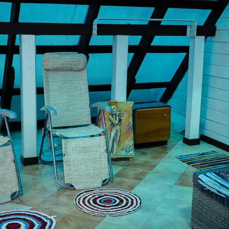 Домик прямо на берегу озера Тосканка