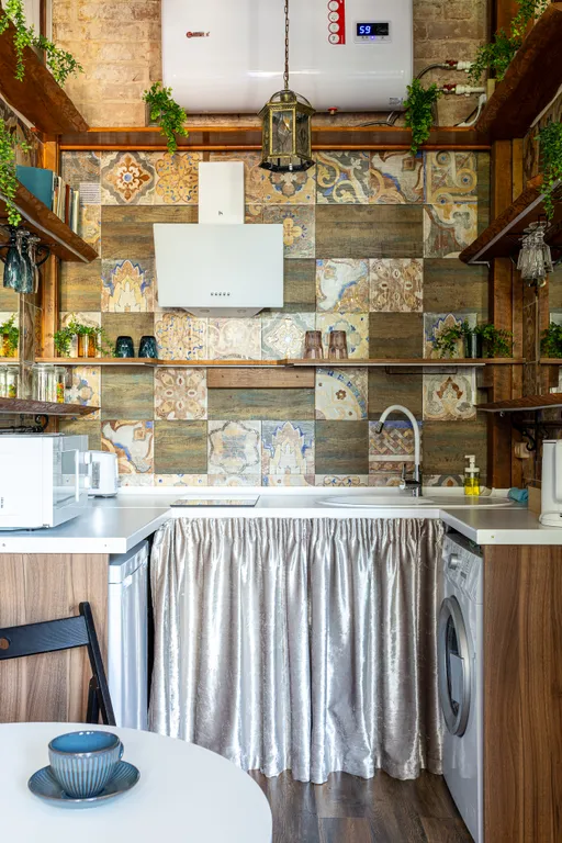 Романтическая студия с камином и балконом в старинном особняке