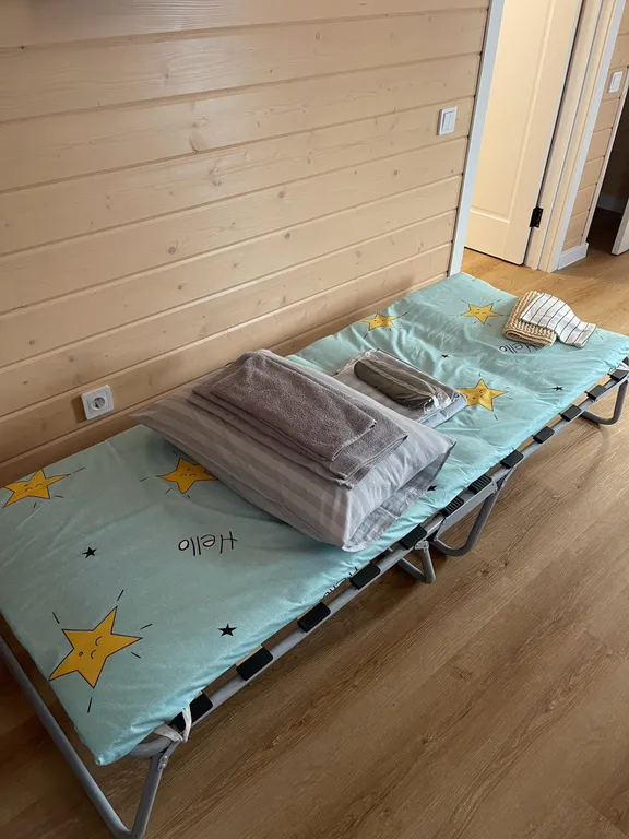 Студия на берегу озера рядом с сосновым бором