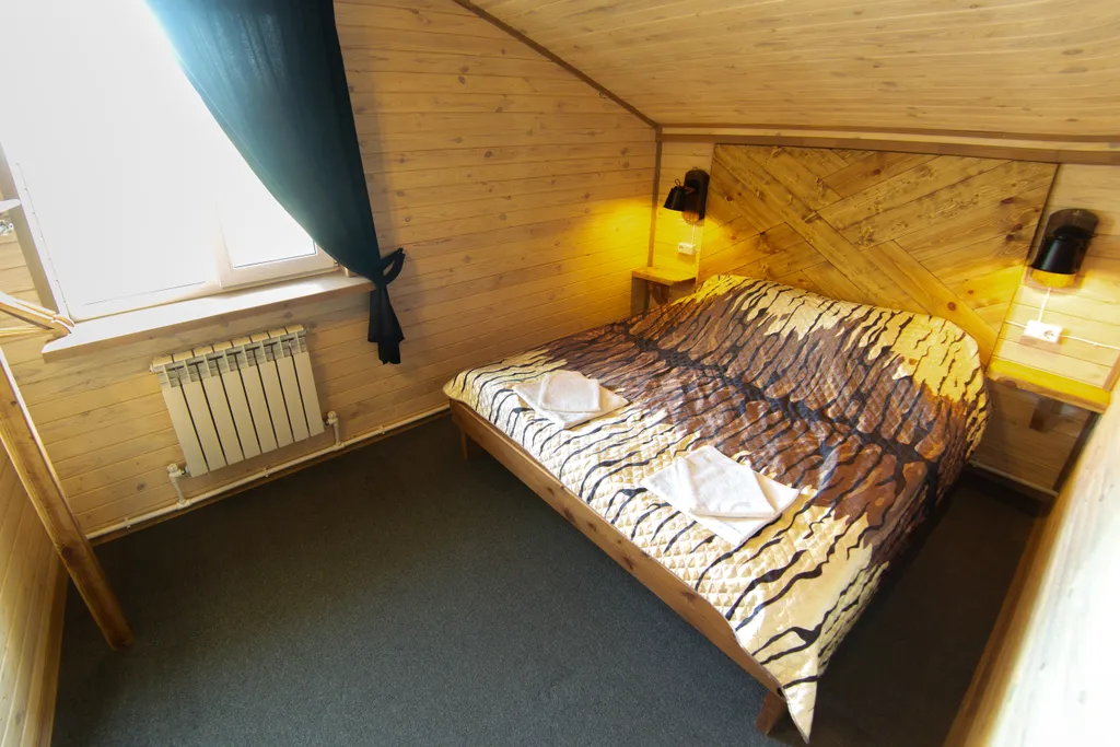 Дом у пруда