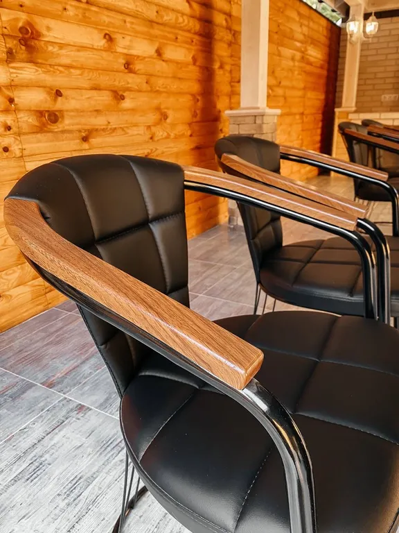 2 деревянных домика из сруба с беседкой-барбекю во одном дворе