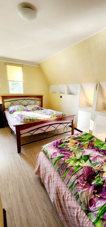 Дом с шикарной беседкой на озере