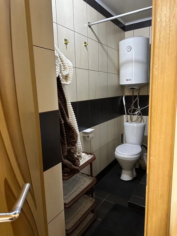 Уютный домик аквамарин у водопада и леса