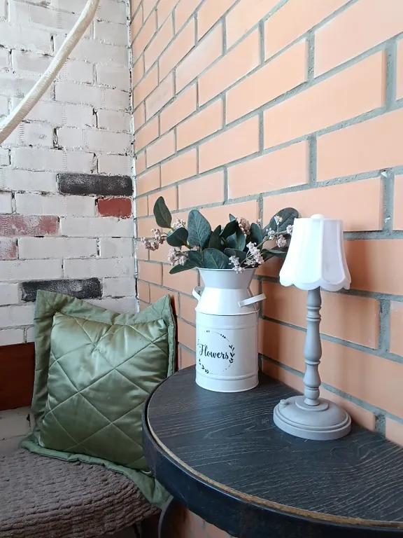 Великолепная студия с интересным дизайном в стиле французского кафе