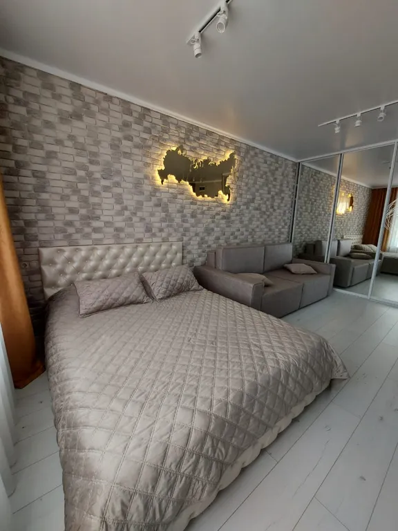 Студия Золотая карта с видом на сквер