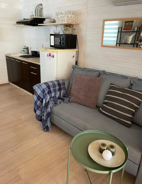 Домик у снежных вершин