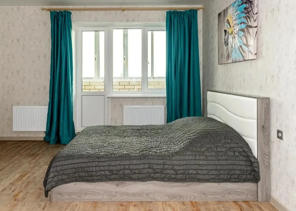 Уютная студия в скандинавском стиле с видом на лес