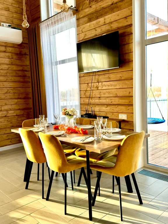 Шикарный дом у реки