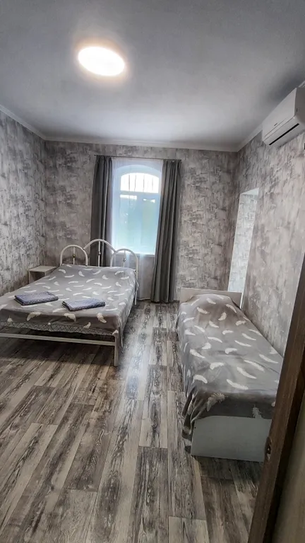 Двухкомнатной номер с удобствами, балконом и большим двором