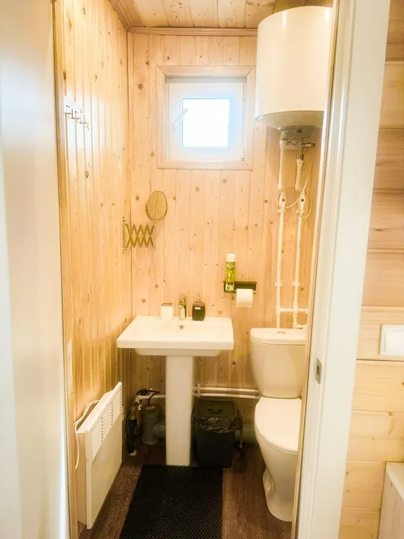 Домик на двоих с панорамным окном и видом на Белое море