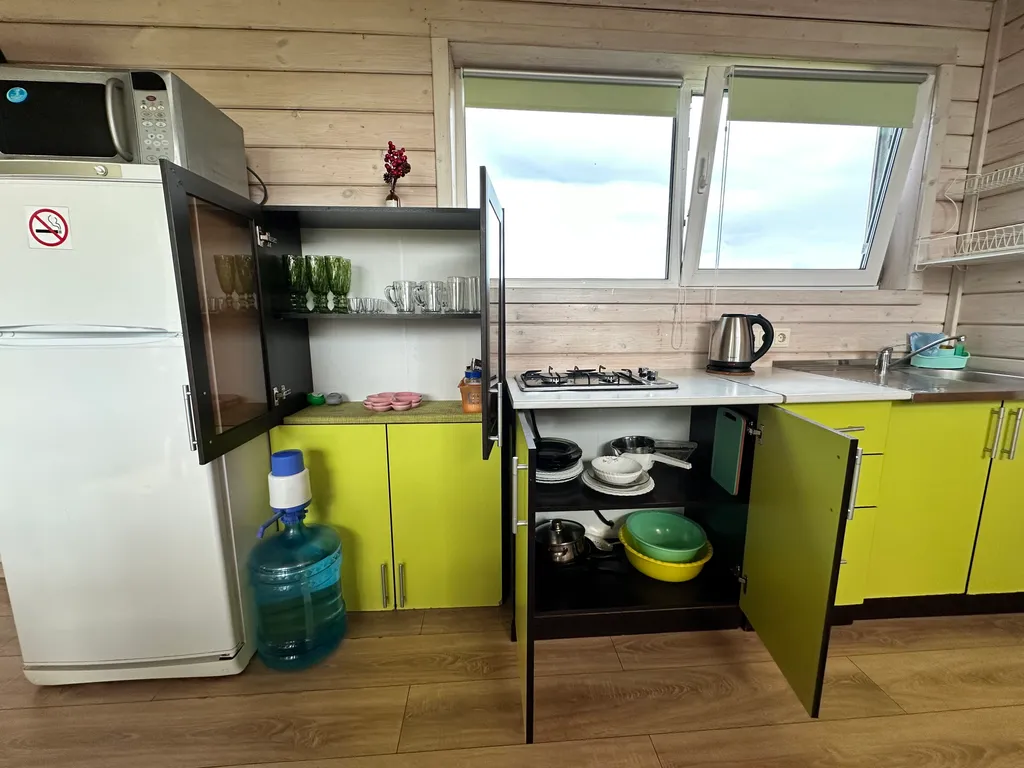 Дом с панорамными окнами на берегу озера на 6 чел с баней на територии