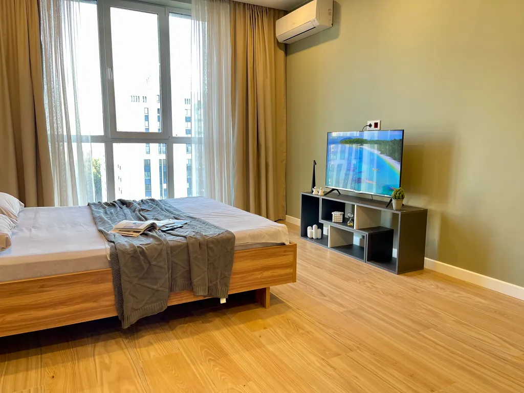 Новая квартира с кроватью возле панорамного окна, высокий этаж