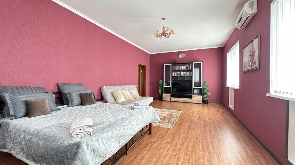 Дом с бассейном и баней возле курзоны