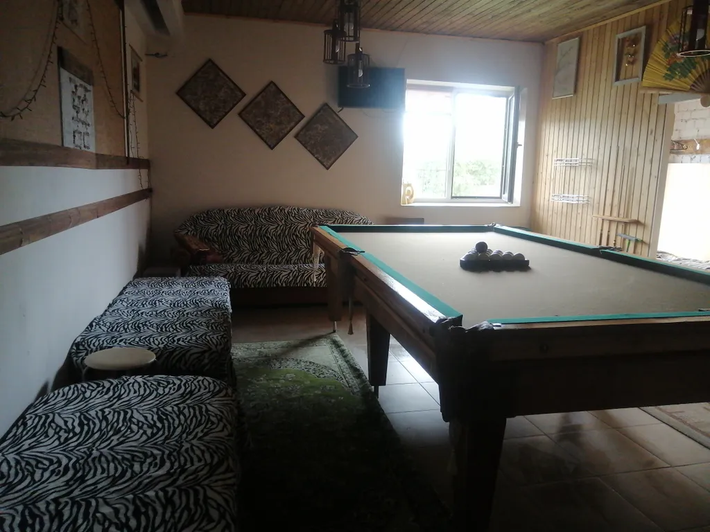 Дом с баней, бильярдом и бассейном