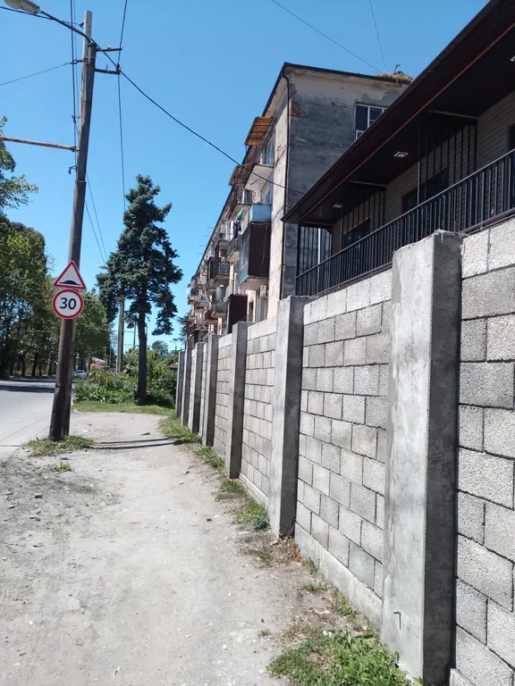 Маяк и море через дорогу