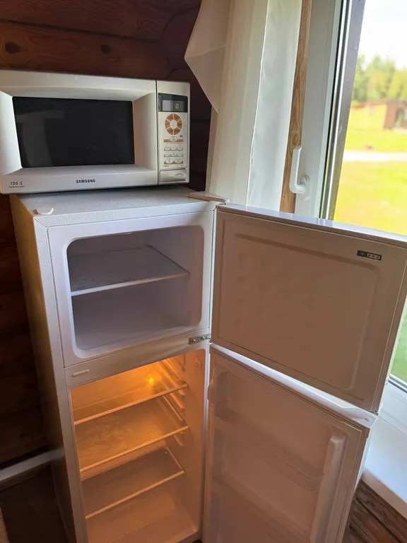 Деревянный дом из сруба на огромном участке с собственным берегом