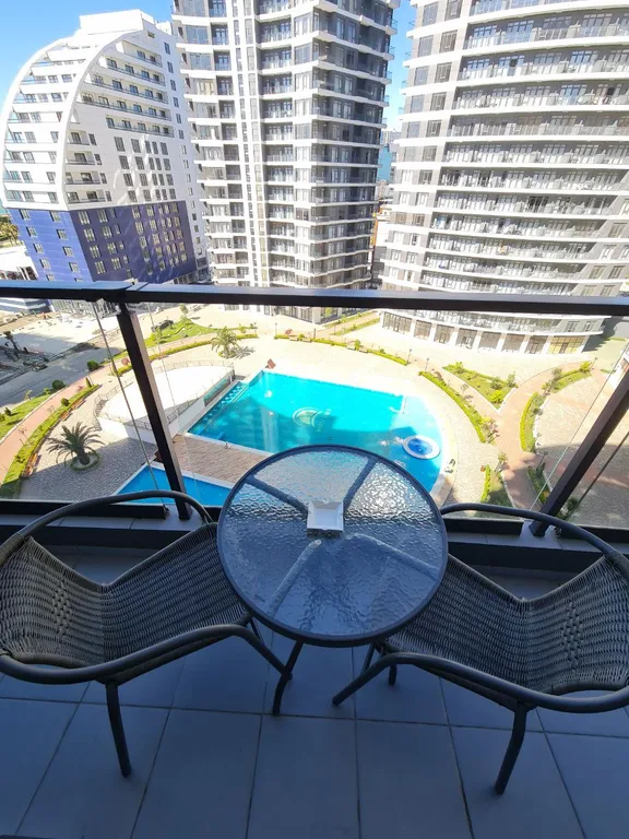 Просторный апартамент с видом на парк, море и бассейн