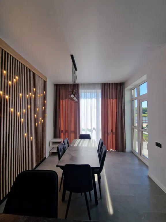 Уютный домик в стиле hi-tech на берегу реки