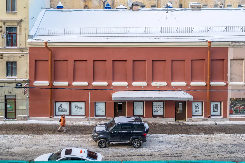 Двухуровневая студия в центре с балконом