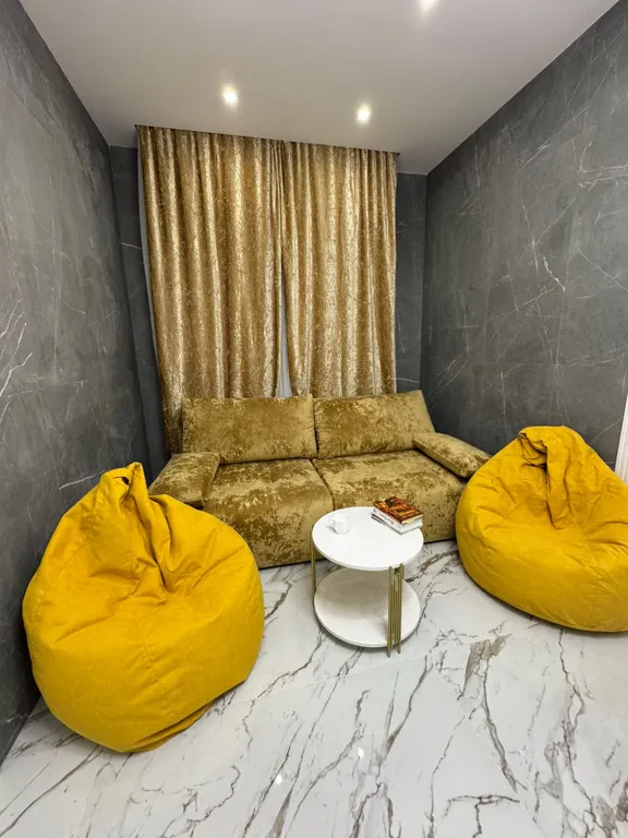 Резиденция в деревне в окружении леса