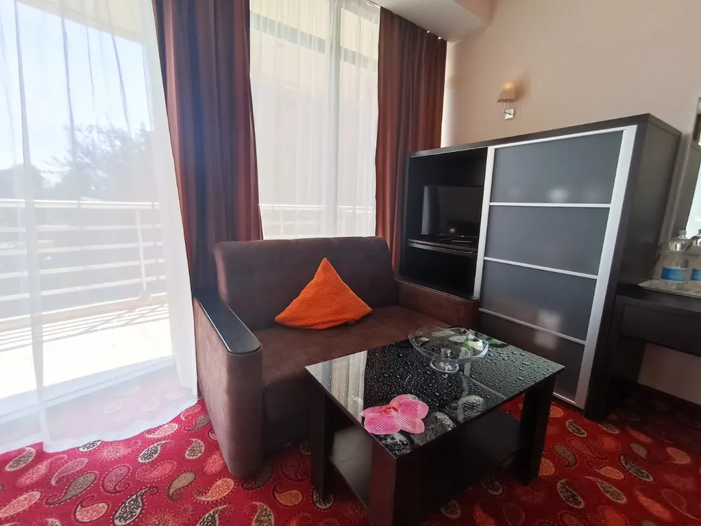 Номер-студия с видом на море на набережной Алушты в отеле Аквапарк