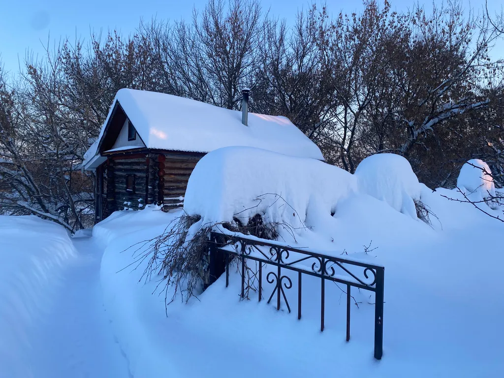 Дом и баня на берегу реки