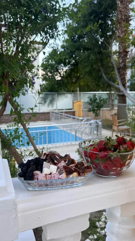 Шикарная вилла с садом и с бассейном в Кемере