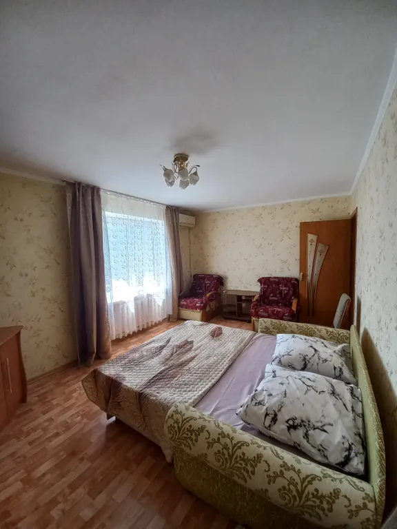 С панорамным видом на море и гору медведь (аю-даг)