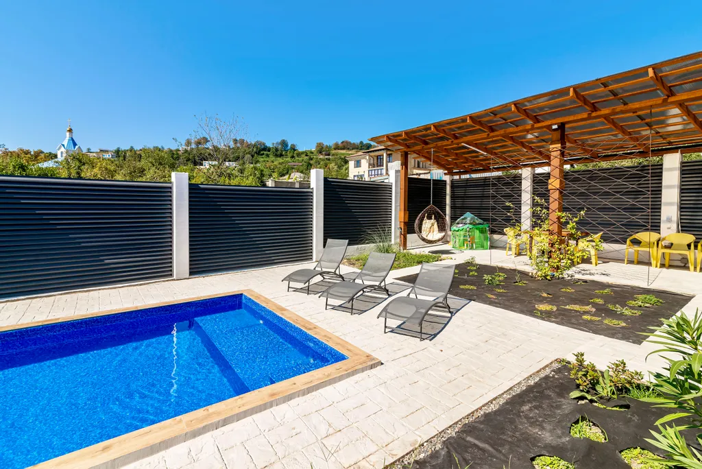 Стильный дом с теплым бассейном и сауной