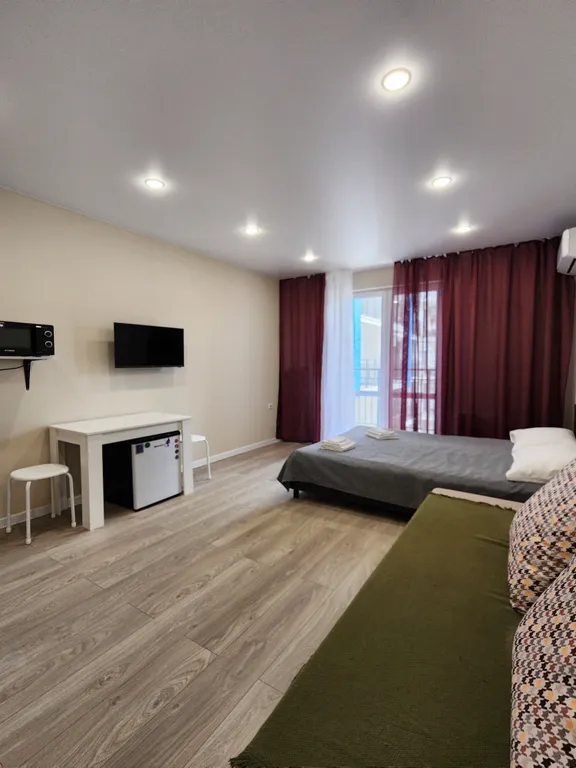 Просторная студия с балконом