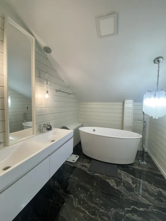 Загородный дом у леса с собственным прудом