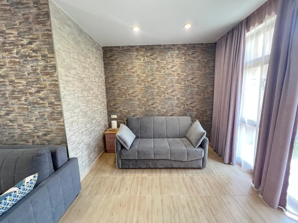 Студия с балконом и бассейном на территории