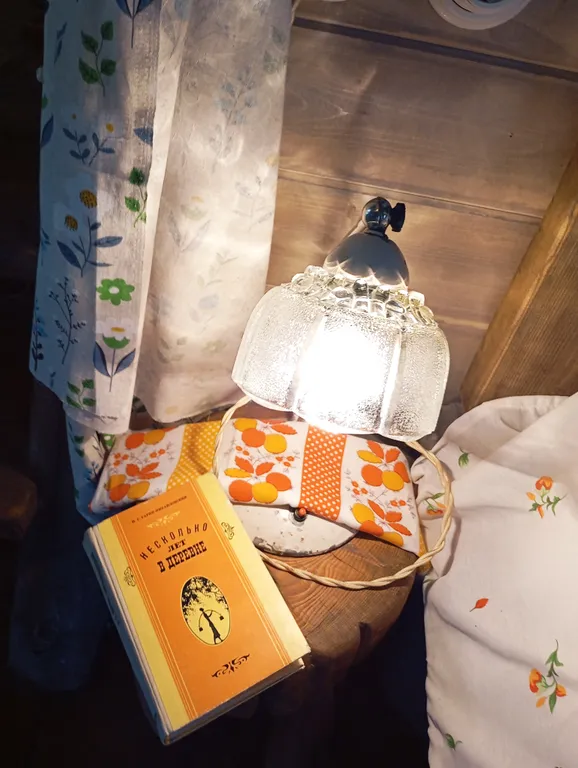 Изба с уютом детства, деревенский дом с баней и русским бытом