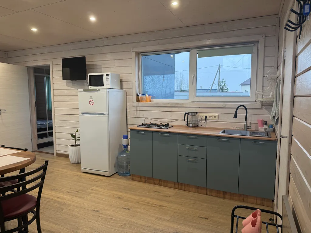 Уютный коттедж с панорамными окнами на берегу озера