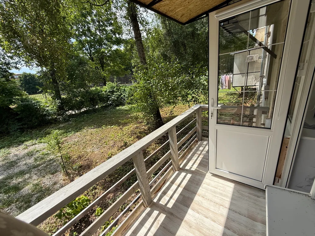 Апартамент Svetlo Teplo c окнами в сад