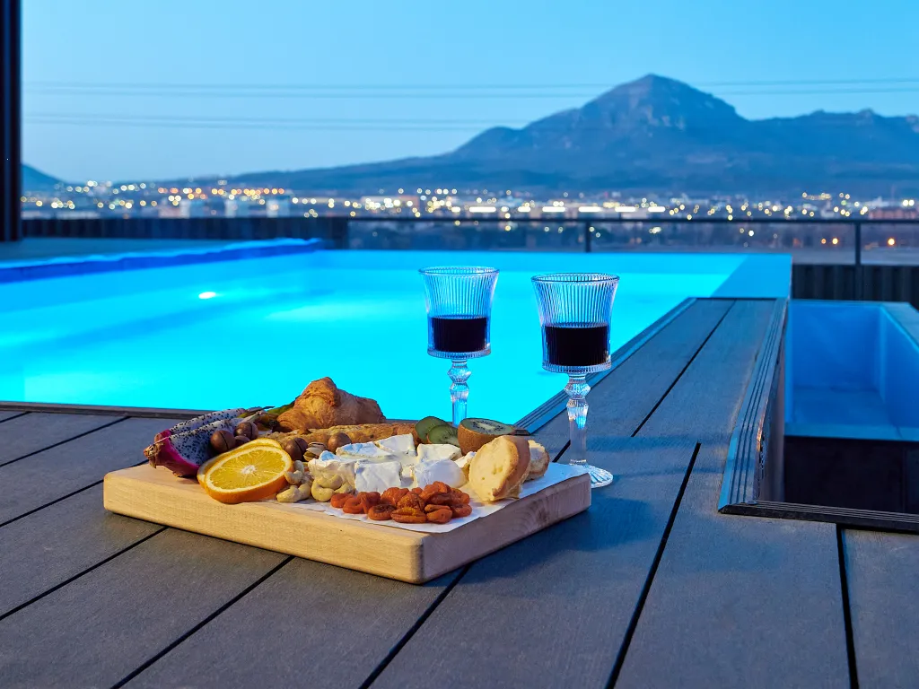 Дом с теплым бассейном, джакузи и потрясающим видом