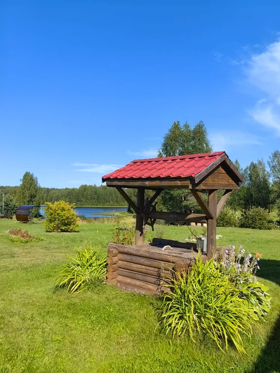 Домик в живописном месте у воды