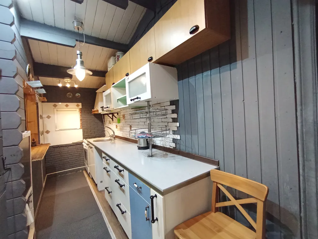 Дом с баней, бассейном и беседкой