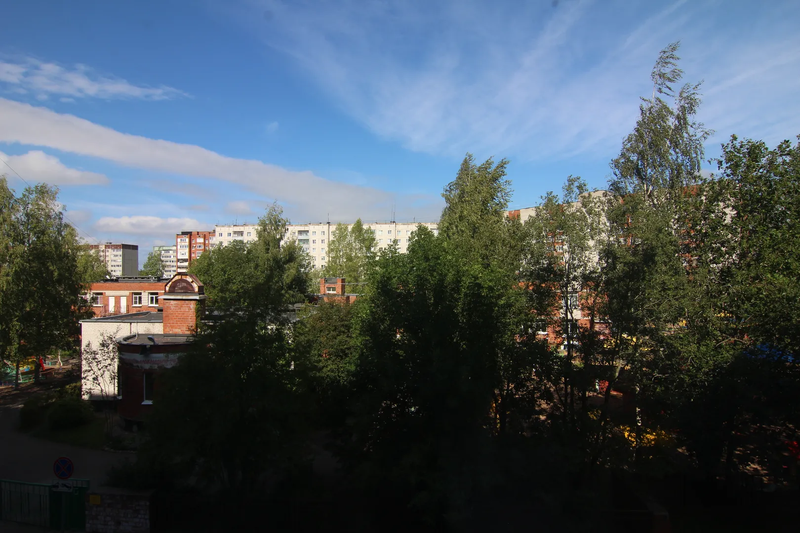 Вид на зелёный двор