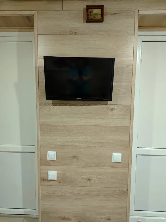 Дом с баней и пирсом на берегу пруда