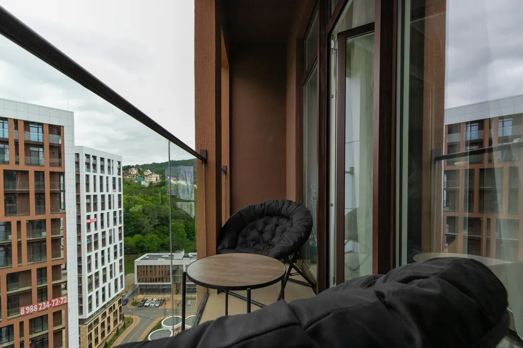 Большая современная студия у моря с видом на горы