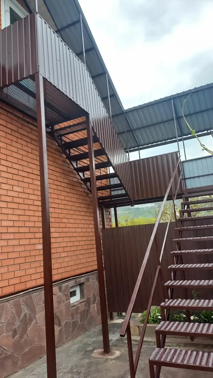 Уютная комната в доме с ванной комнатой