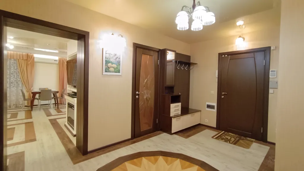 Квартира с камином и большой столовой комфорт-класса