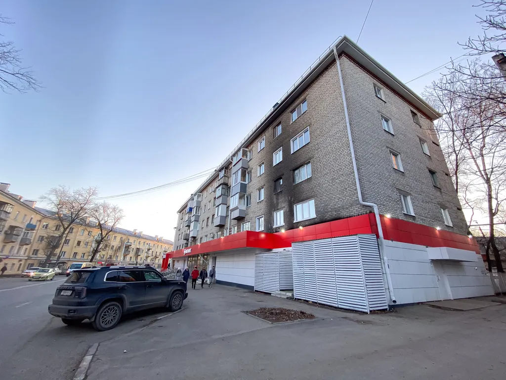 Студия с ёлочкой и балконом в центре города