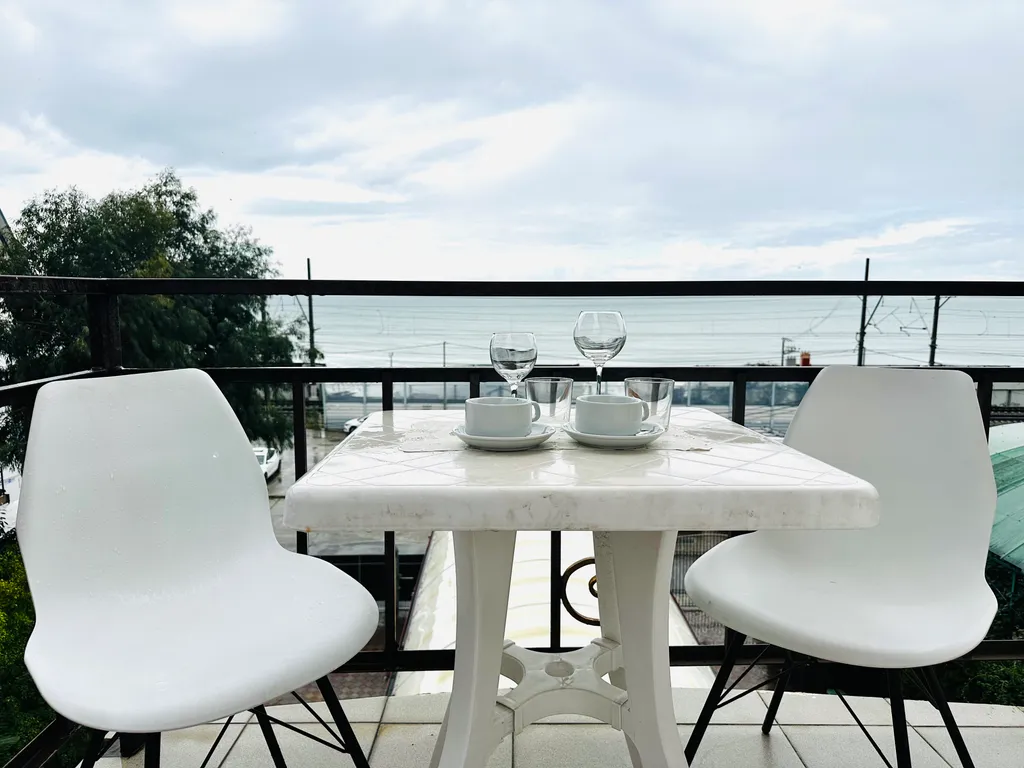 Уютные номера с БАЛКОНОМ и видом на море/горы на 1 линии в Адлере!