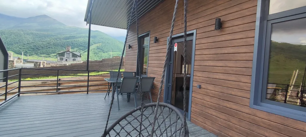 Коттедж с видом на горы и террасой