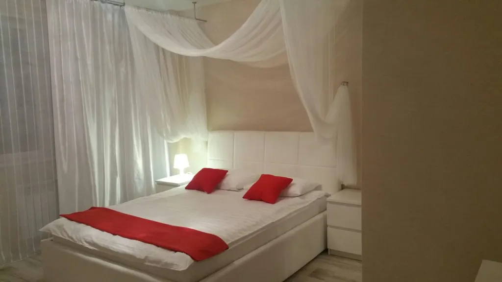 Квартира Просторная и комфортабельная евродвушка с балдахином над кроватью — аренда посуточно в Ульяновск