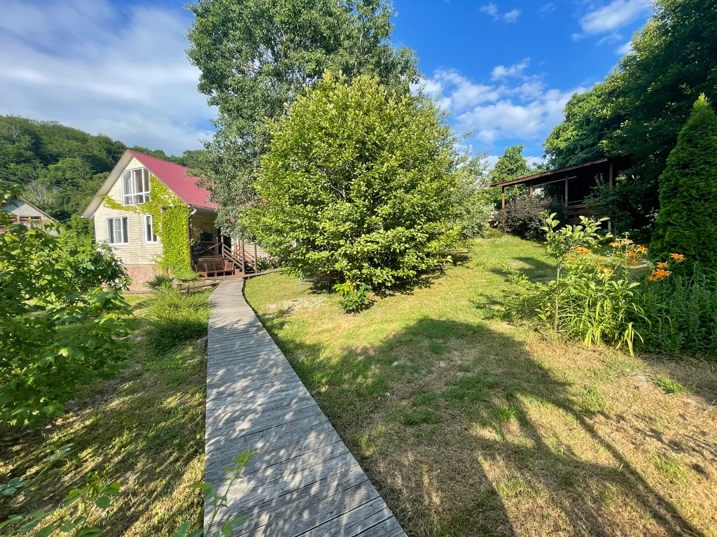 Уютный дом с просторной территорией